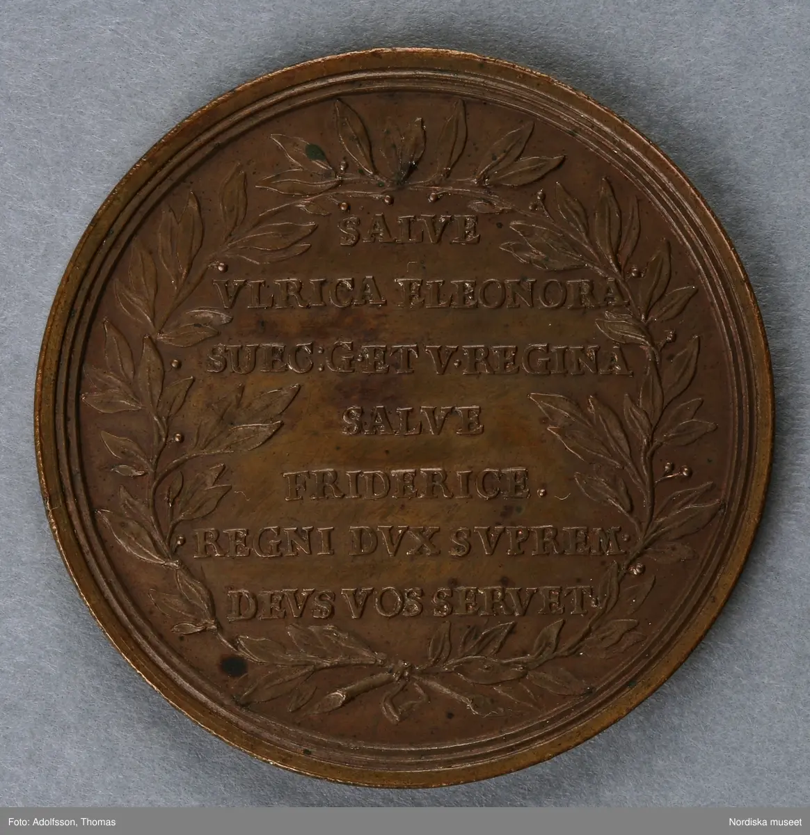Huvudliggaren:
"3 minnespenningar. I koppar. Öfver drottning Ulrika Eleonora d.y.
a) Jfr Hildebrand, del II sid 7, nr 4
b) Jfr Hildebrand, del II, sid 9, nr 6a
c) Jfr Hildebrand, del II, sid 10, nr 8"
