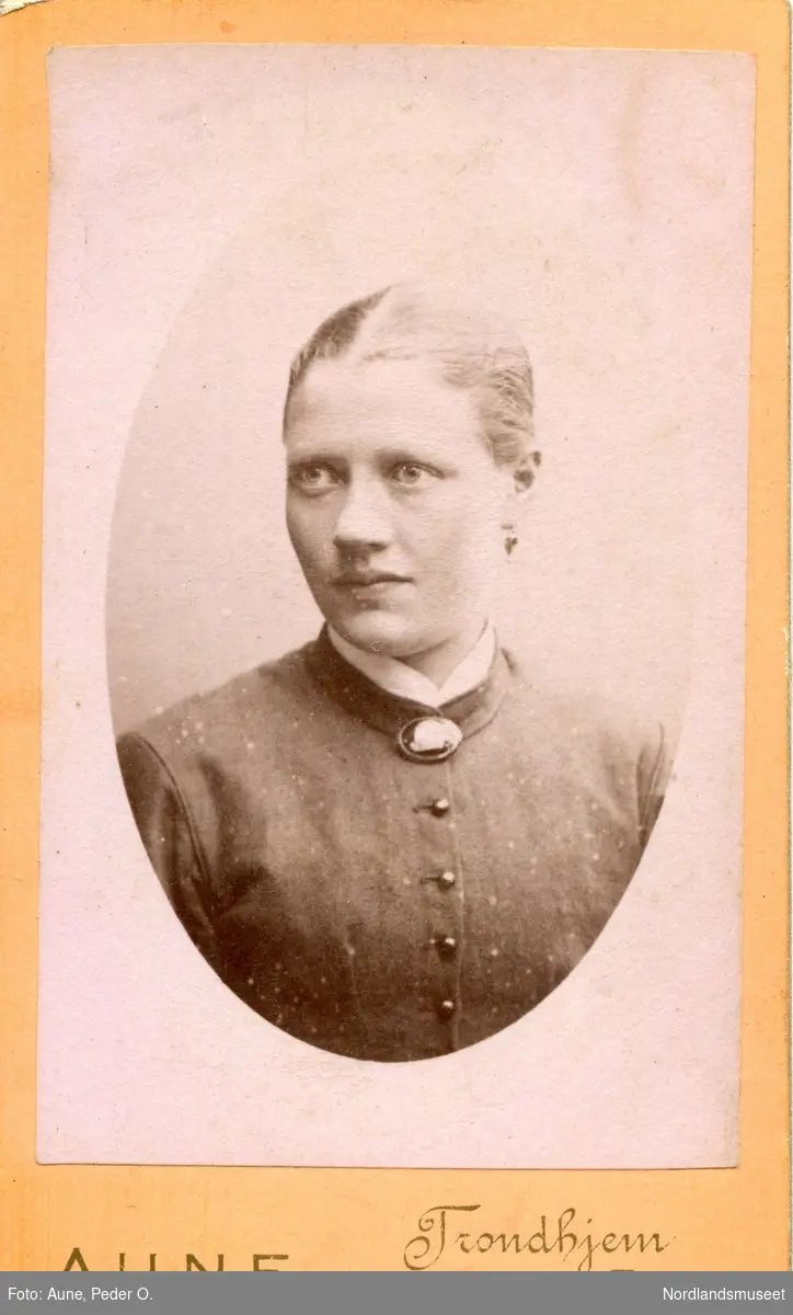 Portrettbilde av ung kvinne. Petrine Olsdatter, gift Grønbech.
