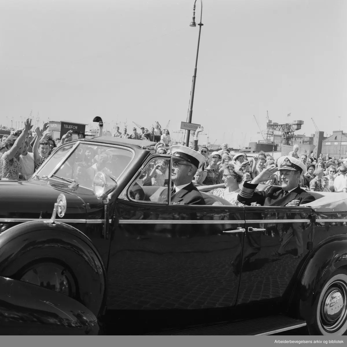Kong Olav V og prinsesse Astrid ankommer Oslo etter signingsferden. Juli 1958.