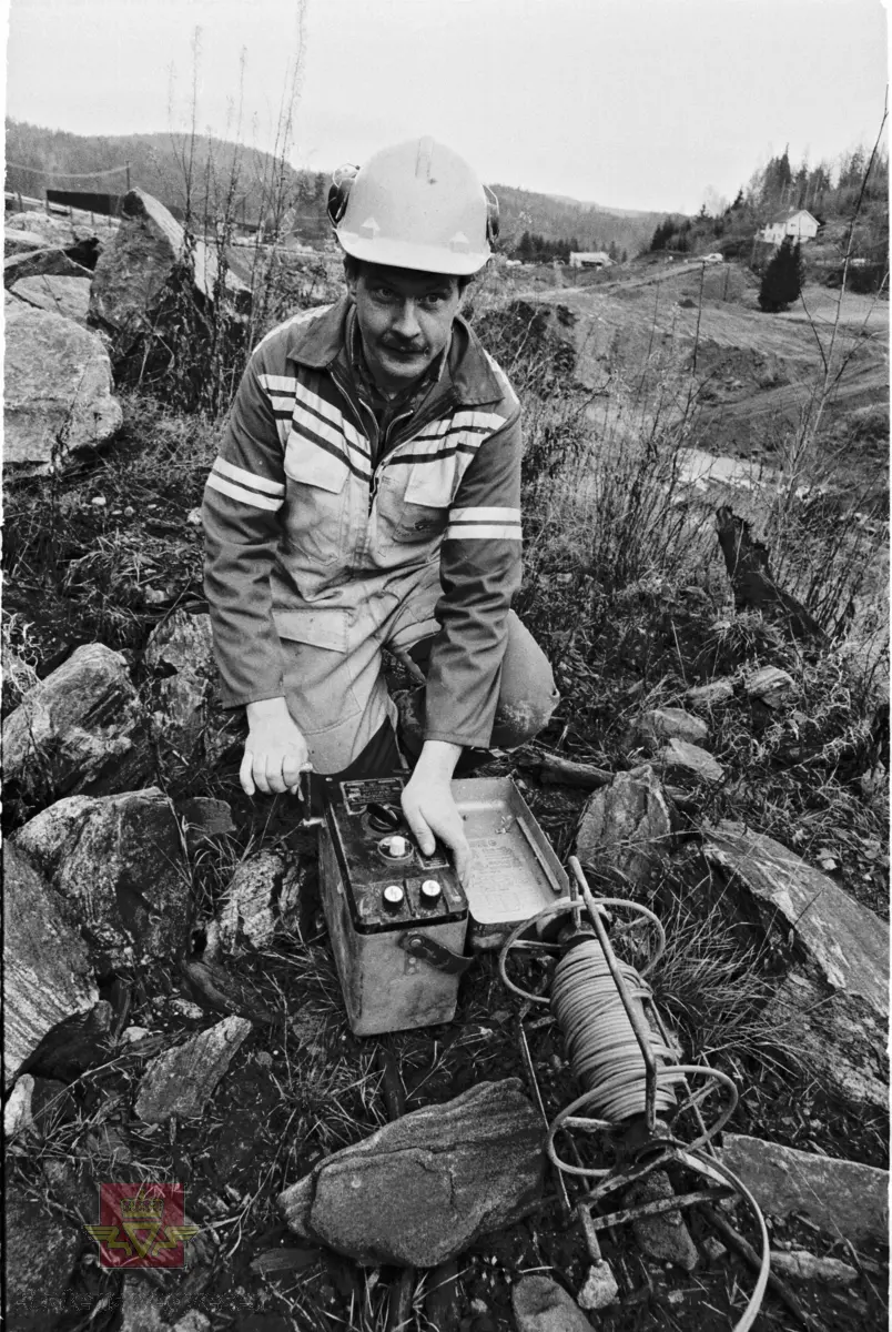 Anlegg E18 Lunde - Rømyr.  Ras i Tveitehallingene. Stabilisering av massene ved sprengning.  Skytebas Jon T. Johnsen er klar til å fyre av salven. (Kilde: Sørlandsporten Nr.2-1990. Bedriftsavis for statens vegvesen Aust-Agder)
(Kilde: Sørlandsporten Nr.1-1990. Bedriftsavis for statens vegvesen Aust-Agder)
Stedsnavn: Rømyr