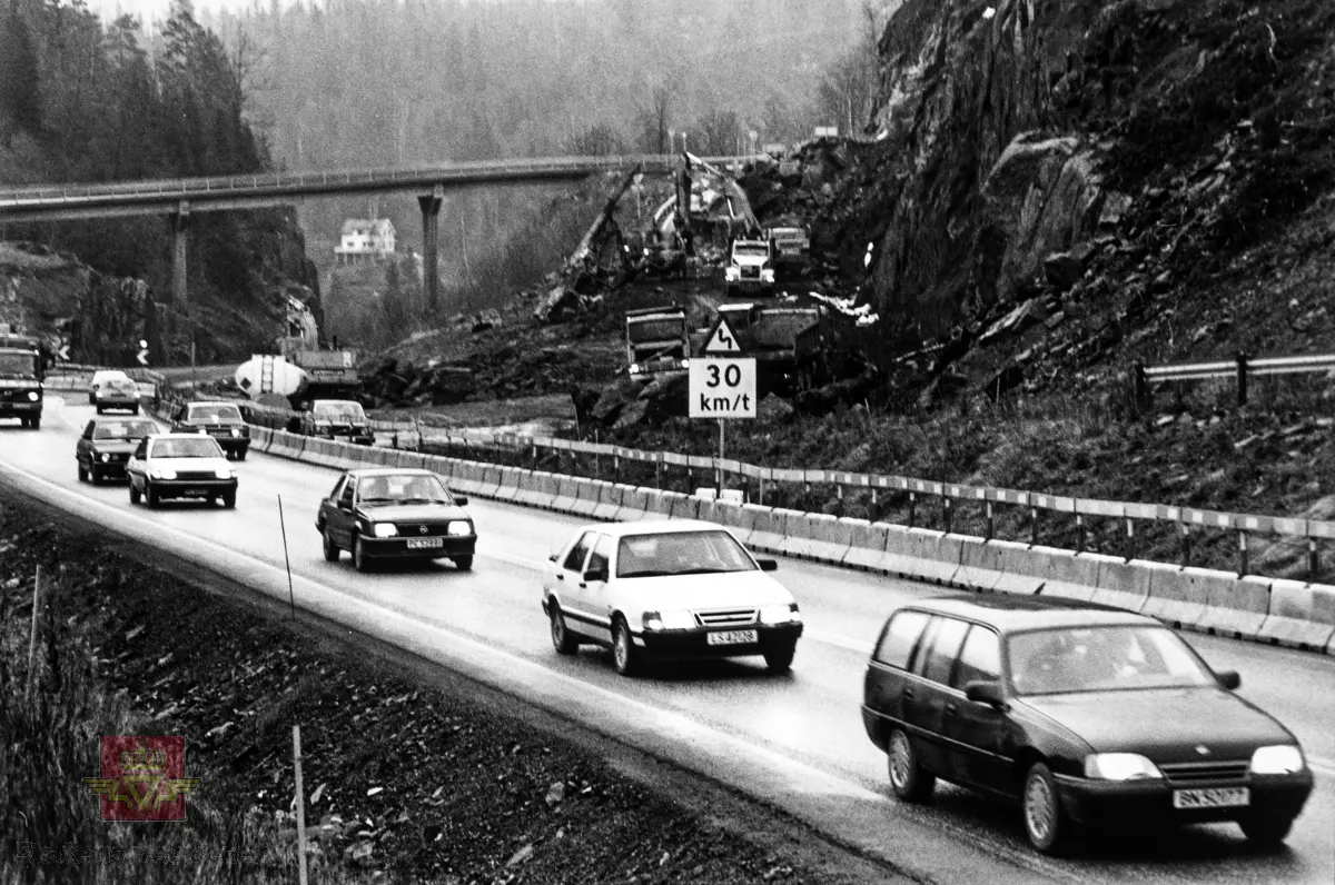 E18- anlegget Lunde - Rømyr  Tvedestrand. 
Avkjøringen til Tvedestrand ombygges - igjen.  Forrige gang var i 1985, da Rømyr bru (på bildet) ble ferdigstilt. 

Stedsnavn: Rømyr