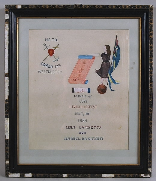 Rektangulär tavla. a) Med symboler för tro, hopp, kärlek och banderoll med texten: "STÄNDIG WANSKAP!", som hålles av en kvinna i ärmlös klänning med skärp. Kvinnan har långt hår. Håller i den andra handen Unionsflaggan. Under banderollen två händer som håller i varann. Text: "N. G. T. O. LOGEN 584 WESTKUSTEN. MINNE AF DESS INVIGNINGSFEST DEN 1/10 1899 FRÅN LEON GAMBETTA OCH DANIEL RANTSOW". Akvarell i blått, gult, rött, brunt och violett på vitt papper. Glasad. Ljusgrå passepartout. b) Ram, bredd 3,5 cm. Trä, ytskikt av gips. Profilerad, målad i guld och svart.