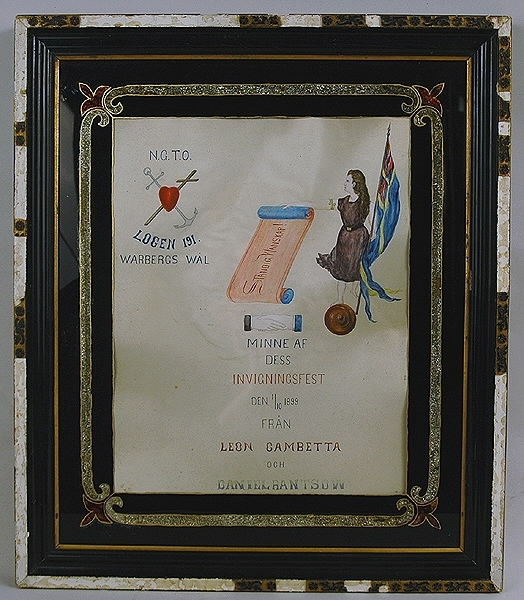Rektangulär tavla. a) Med symboler för tro, hopp, kärlek. Text: "STÄNDIG WÄNSKAP", som hålles av en kvinna med armring. Klädd i ärmlös klänning med skärp. Hon har långt hår och håller i den andra handen Unionsflaggan. Under banderollen två händer hållande i varandra. Text: "N. G. T. O. LOGEN 191 WARBERGS WÄL", "MINNE AF DESS INVIGNINGSFEST DEN 1/10 1899 FRÅN LEON GAMBETTA OCH DANIEL RANTSOW". Akvarell i blått, rött, gult, brunt och violett. Svart passepartout med gulddekor samt inläggningar av stanniolpapper i guld och rött. Glasad.  b) Ram, bredd 3,5 cm.Trä, ytskikt av gips. Profilerad, målad i guld och svart."