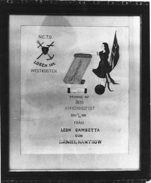 Rektangulär tavla. a) Med symboler för tro, hopp, kärlek och banderoll med texten: "STÄNDIG WANSKAP!", som hålles av en kvinna i ärmlös klänning med skärp. Kvinnan har långt hår. Håller i den andra handen Unionsflaggan. Under banderollen två händer som håller i varann. Text: "N. G. T. O. LOGEN 584 WESTKUSTEN. MINNE AF DESS INVIGNINGSFEST DEN 1/10 1899 FRÅN LEON GAMBETTA OCH DANIEL RANTSOW". Akvarell i blått, gult, rött, brunt och violett på vitt papper. Glasad. Ljusgrå passepartout. b) Ram, bredd 3,5 cm. Trä, ytskikt av gips. Profilerad, målad i guld och svart.