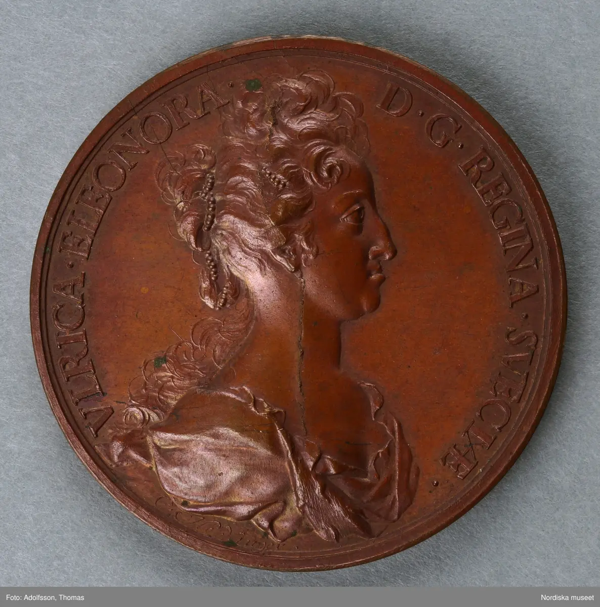 Huvudliggaren:
"3 minnespenningar. I koppar. Öfver drottning Ulrika Eleonora d.y.
a) Jfr Hildebrand, del II sid 7, nr 4
b) Jfr Hildebrand, del II, sid 9, nr 6a
c) Jfr Hildebrand, del II, sid 10, nr 8"