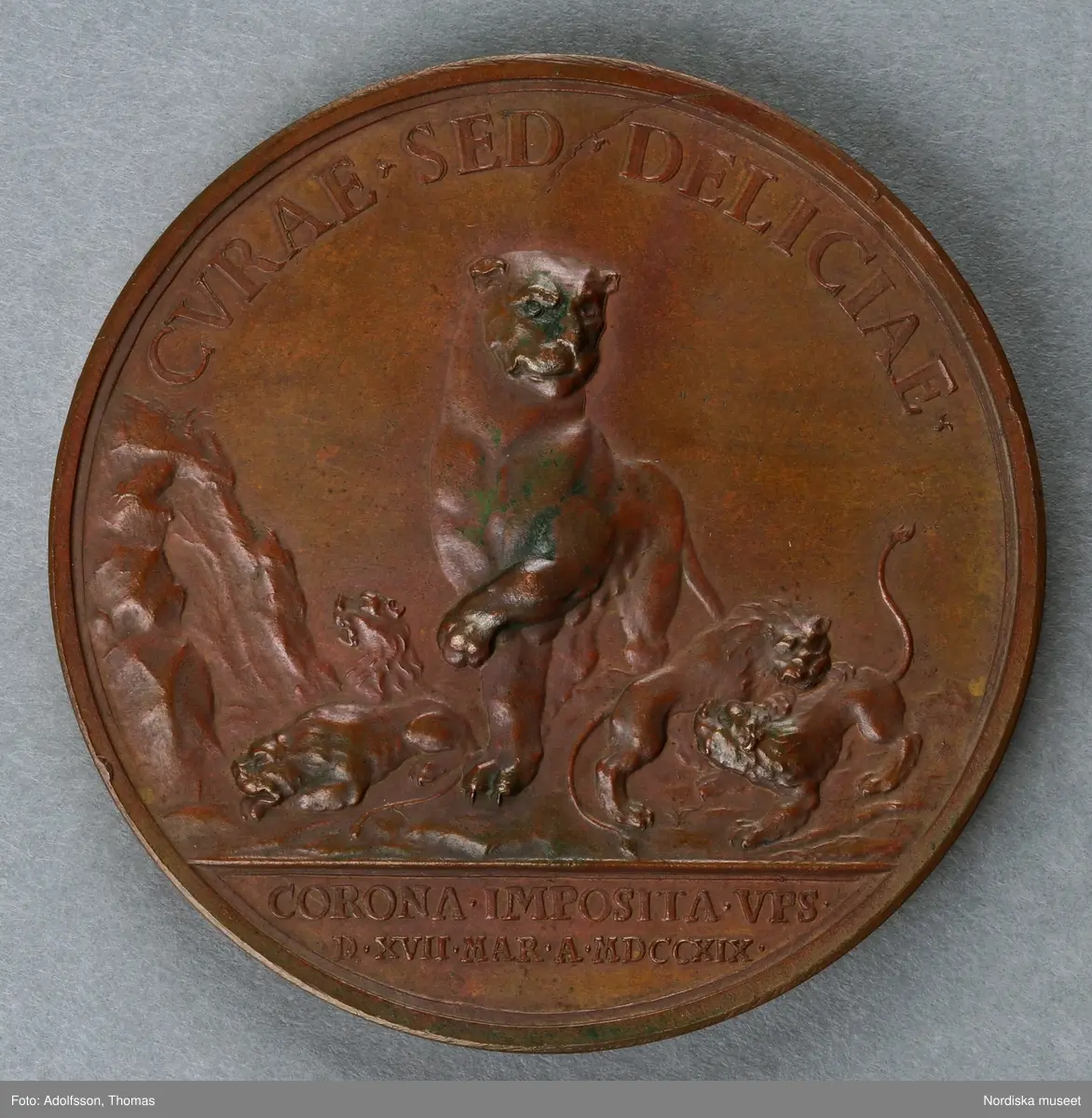 Huvudliggaren:
"3 minnespenningar. I koppar. Öfver drottning Ulrika Eleonora d.y.
a) Jfr Hildebrand, del II sid 7, nr 4
b) Jfr Hildebrand, del II, sid 9, nr 6a
c) Jfr Hildebrand, del II, sid 10, nr 8"