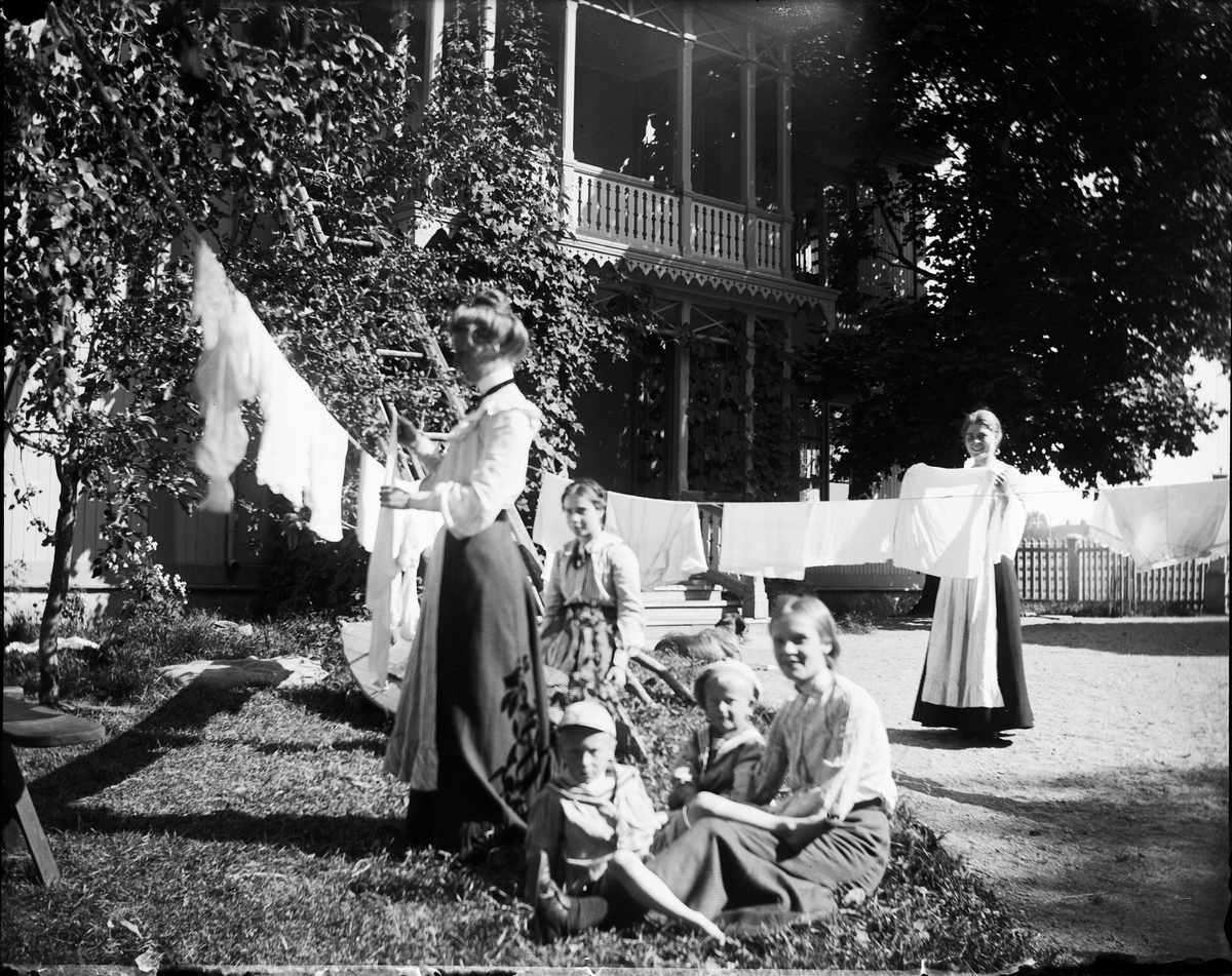 Kvinnor som hänger tvätt, Hamrånge prästgård, Gästrikland juli 1904