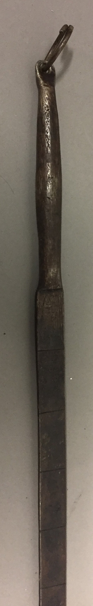 Alenmål i metall.Seks vassrette strekar med ca 2,5cm mellomrom mellom kvar strek.