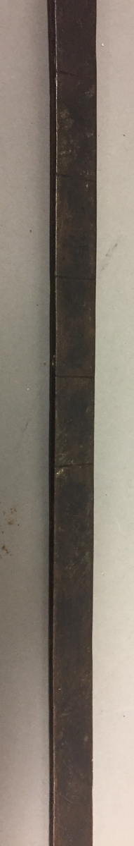 Alenmål i metall.Seks vassrette strekar med ca 2,5cm mellomrom mellom kvar strek.