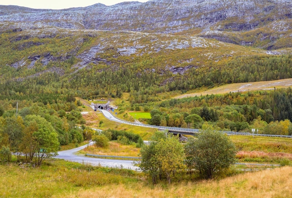 Leirfjord, Leira, Vatnveien. Landskap ved Vatnveien med brua over Leirelva til Sommersete. Toventunnelen midt i bildet. Bildet er tatt i forbindelse med utstillingen "Landskap i endring - foto fra Leirfjord før og nå". Bilde før: LEF.F.02145