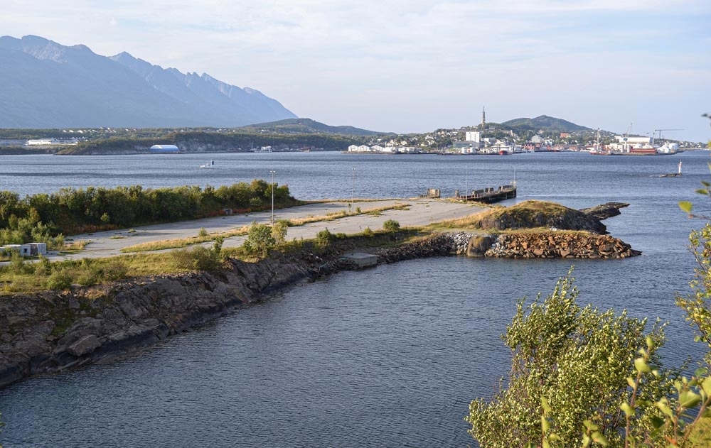 Leirfjord, Leines, Leinesodden. Det gamle fergeleie på Leinesodden. Ferga til Sandnessjøen ble lagt ned da brua ble ferdig. Bildet er tatt i forbindelse med utstillingen "Landskap i endring - foto fra Leirfjord før og nå" i 2021. Bilde før: LEF.F.02309