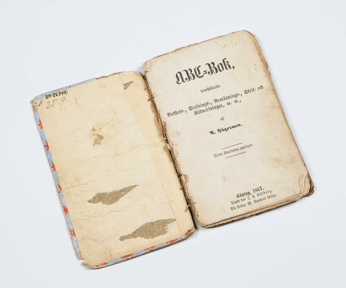 ABC-Bok. Lärobok för barn, som användes för hemmabruk. Bunden och tryckt i Köping 1867. Innehåller: Stavnings- renläsning- skriv- och räkneövningar m.m. Proveniens Augusta Carolina Håkansson, Borås. Bruks- och åldersslitage.
