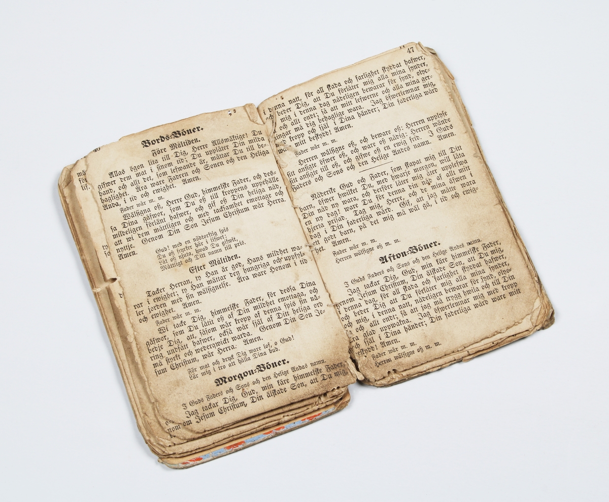 ABC-Bok. Lärobok för barn, som användes för hemmabruk. Bunden och tryckt i Köping 1867. Innehåller: Stavnings- renläsning- skriv- och räkneövningar m.m. Proveniens Augusta Carolina Håkansson, Borås. Bruks- och åldersslitage.