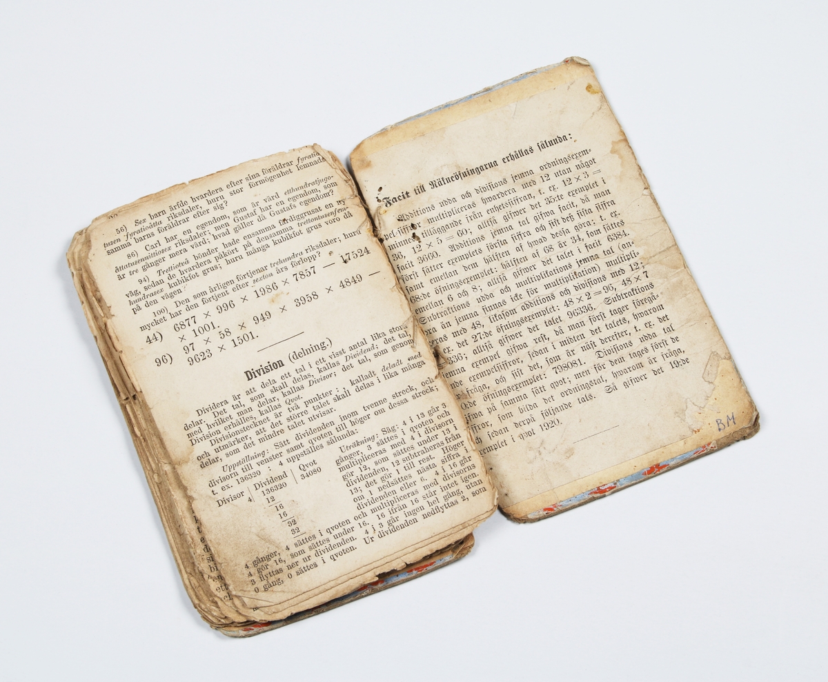 ABC-Bok. Lärobok för barn, som användes för hemmabruk. Bunden och tryckt i Köping 1867. Innehåller: Stavnings- renläsning- skriv- och räkneövningar m.m. Proveniens Augusta Carolina Håkansson, Borås. Bruks- och åldersslitage.