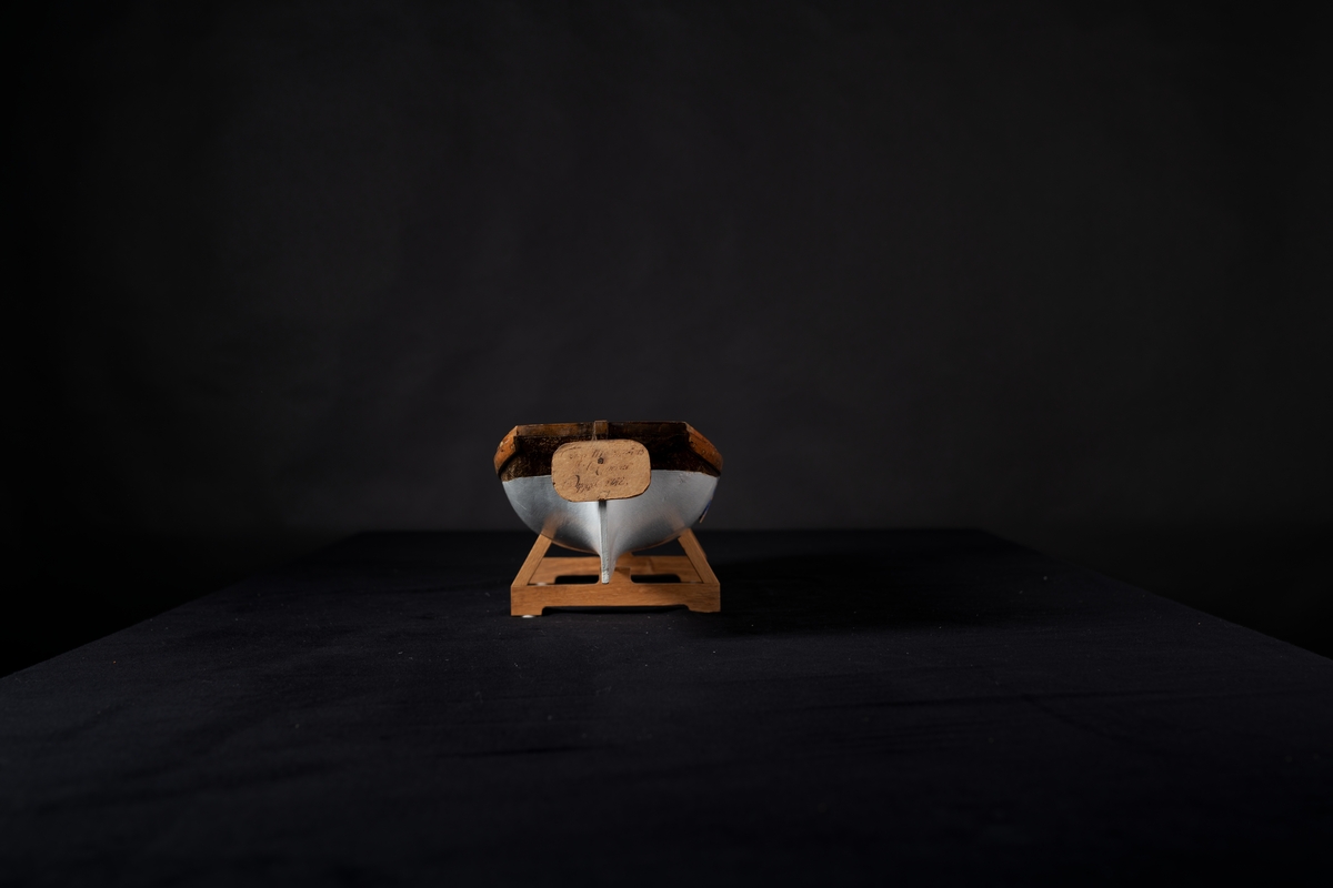 Fartygsmodell 36-kanonfregatten Merkurius Blockmodell, urholkad ur helt trä, utvisande skapnade under vattnet, upp till undre berghultet. Modellen vitmålad, utan inredning.