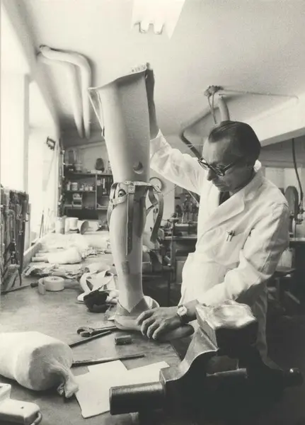 Ortopedverkstad ”Bandage”. 
K.A. Lindahl vid slutkoll av pro