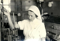 Bilden visar en sjuksköterska som gör kolsyretal, föregångar