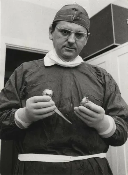 Dr. Haraldsson visar höftledsprotes