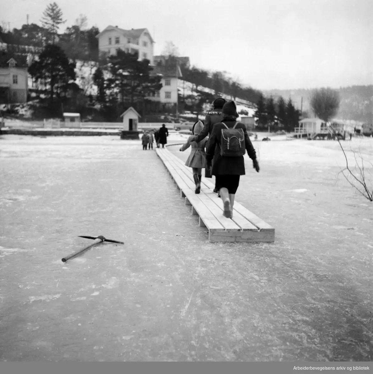 Malmøysund: Malmøya. Provisorisk bru over isen. Januar 1953