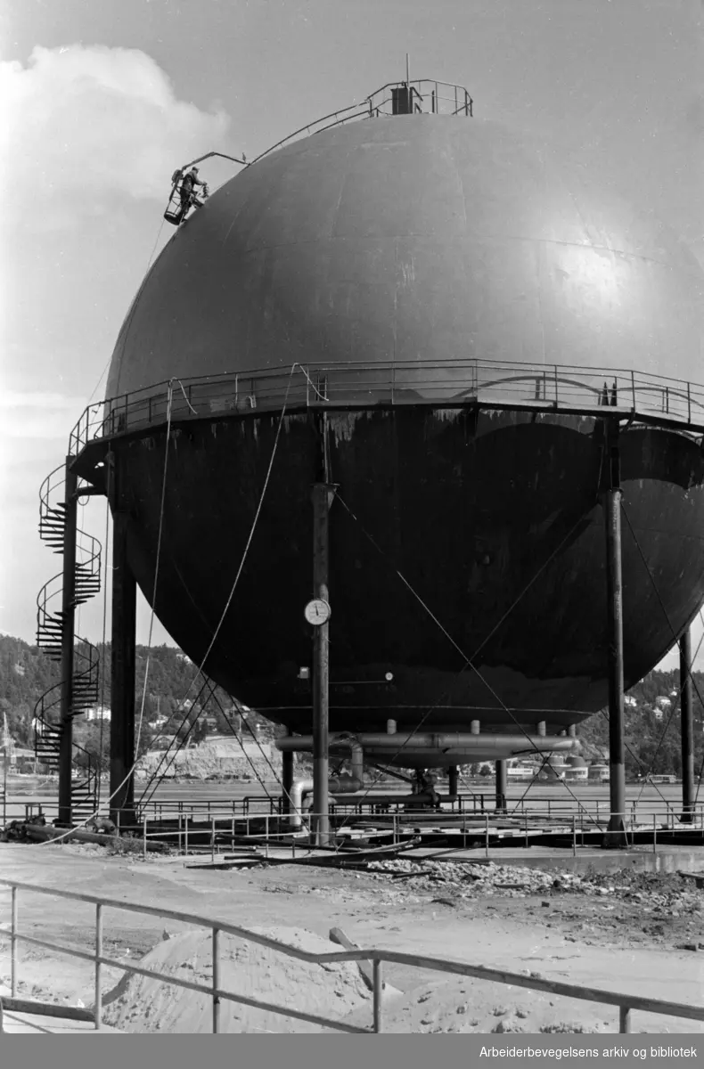 Gasstanken på Sjursøya males. August 1965