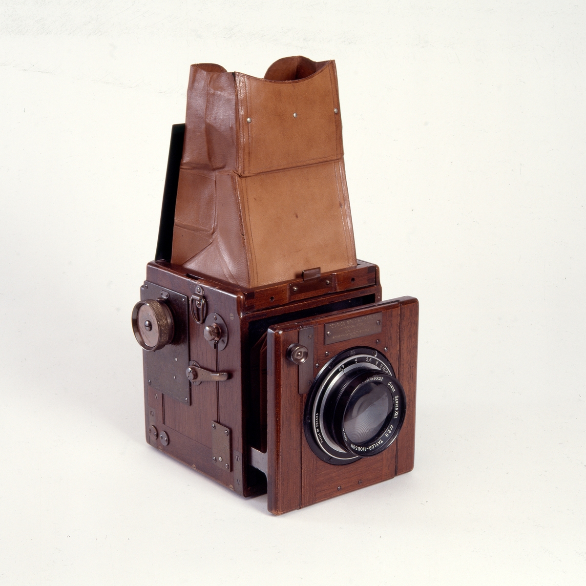 Ensign Special Reflex - Tropical Model er et enøyd speilreflekskamera for platestørrelse 6 x 9 cm. Kameraet ble produsert på 1930-tallet av Houghton-Butcher. Det ligner den vanlige Ensign Special Reflex, men er produsert i teak, messing og russisk lær.
Kameraet er utstyrt med et Taylor-Hobson Cooke Anastigamnat objektiv.