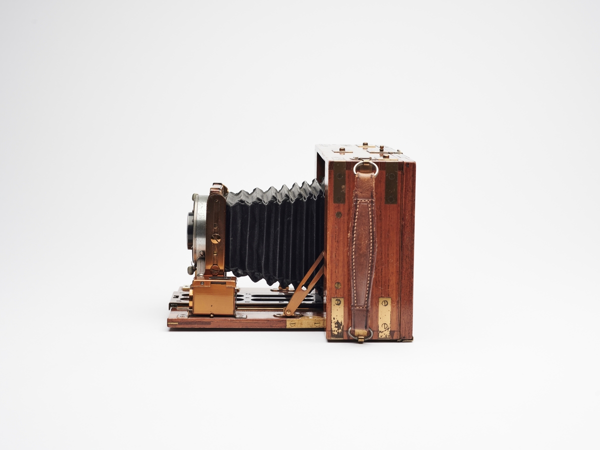 King's Own De Luxe Model er et foldekamera produsert av London Stereoscopic Co Ltd på begynnelsen av 1900-tallet. Kameraet har spesiallukker med lukkertid opp til 3 sekunder og anvender rullfilm.