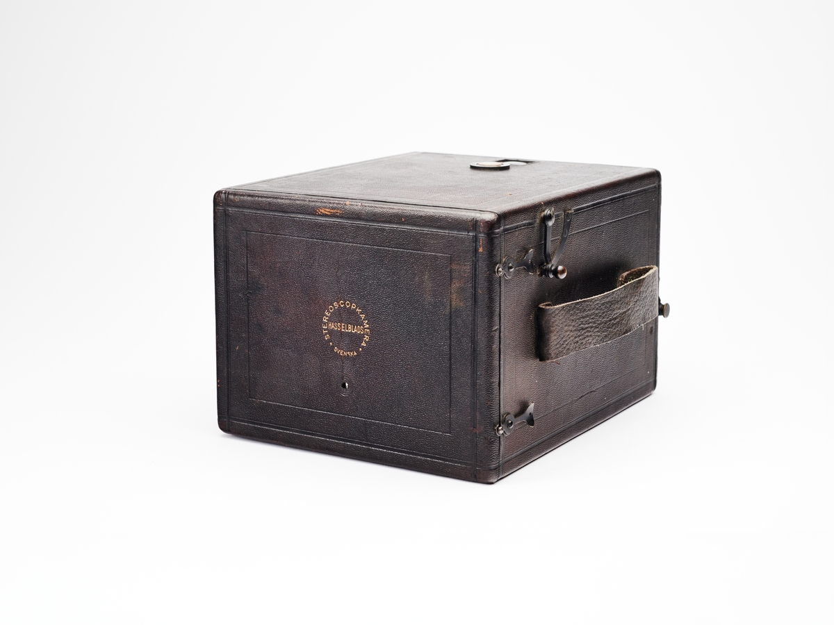 Stereoscopkamera fra svenske Hasselblad er et bokskamera for plater. Kameraet er, som navnet sier, et stereokamera. 
Stereokameraene ga en svært populær form for bilder på slutten av 1800-tallet. Stereofotografi var med på å forme fotoindustrien. Folk ønsket å se mer av verden, og stereofotografiet gjorde det mulig å forestille seg at man var til stede i motivet, grunnet en optisk effekt som utnytter dybdesynet vårt.
Et stereokamera har to linser eller objektiver med en avstand på litt over seks centimeter, omtrent samme avstand vi har mellom pupillene. En eksponering gir dermed to bilder av samme motiv. Når dette paret med fotografier blir montert, f.eks. på en papplate, og sett på gjennom en stereobetrakter, fremstår motivet som tredimensjonalt.