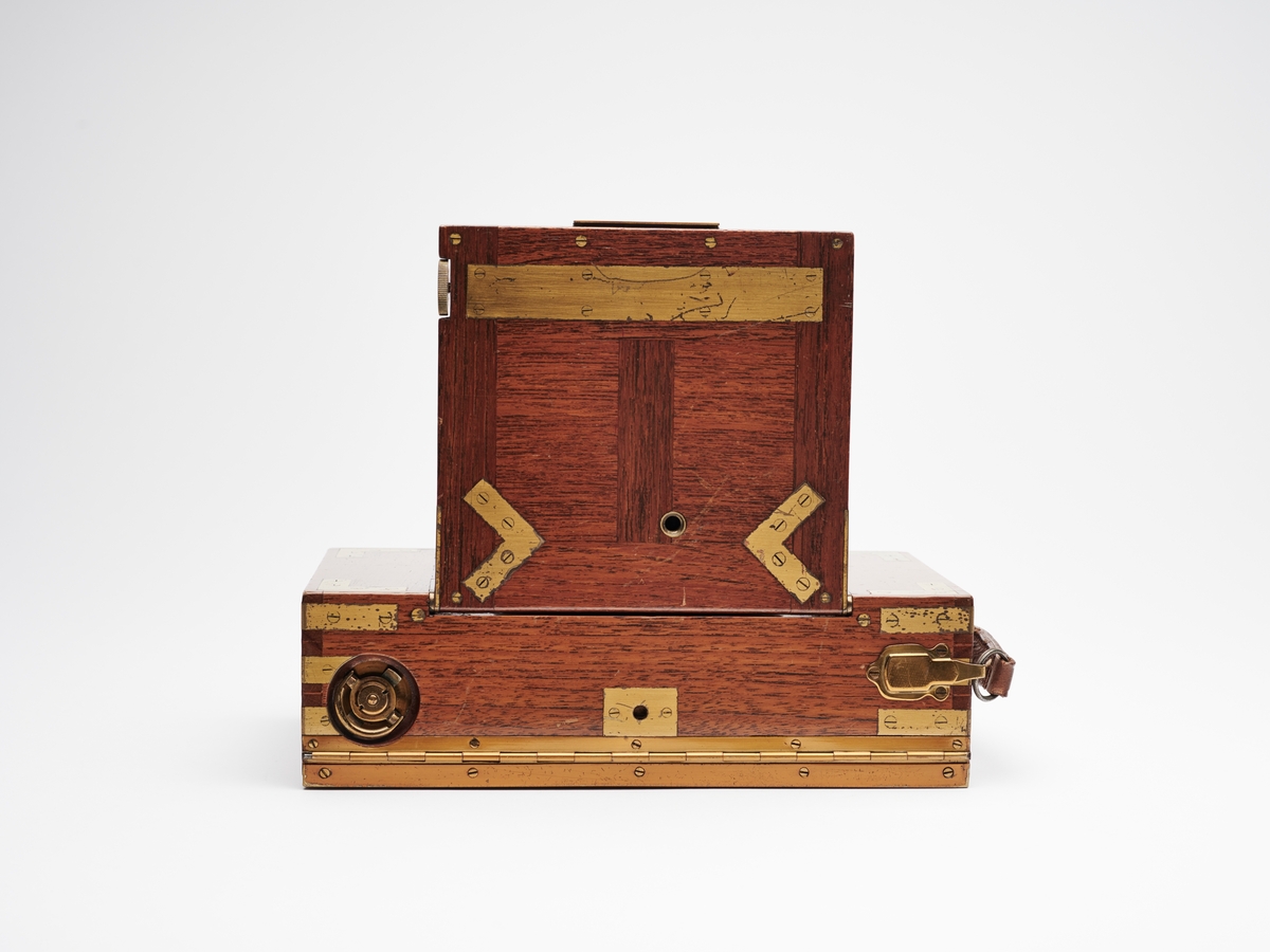 King's Own De Luxe Model er et foldekamera produsert av London Stereoscopic Co Ltd på begynnelsen av 1900-tallet. Kameraet har spesiallukker med lukkertid opp til 3 sekunder og anvender rullfilm.