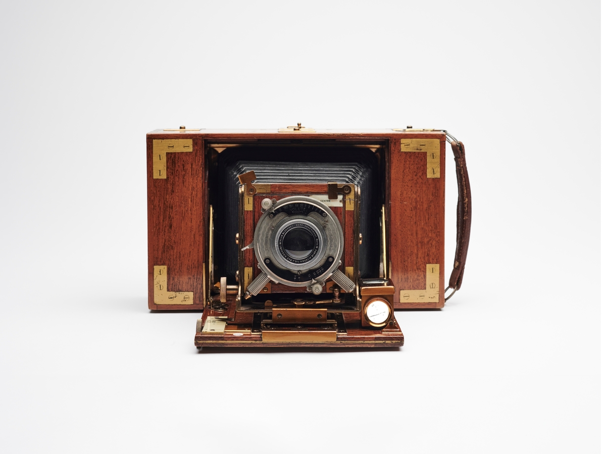 King's Own De Luxe Model er et foldekamera produsert av London Stereoscopic Co Ltd på begynnelsen av 1900-tallet. Kameraet har spesiallukker med lukkertid opp til 3 sekunder og anvender rullfilm.