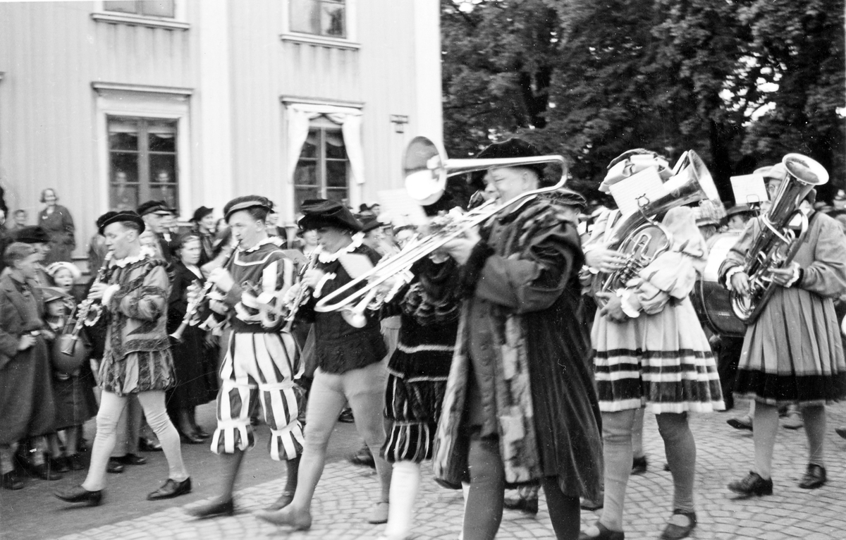 Barnens dag 1938. Musikkåren tågar genom Alingsås.