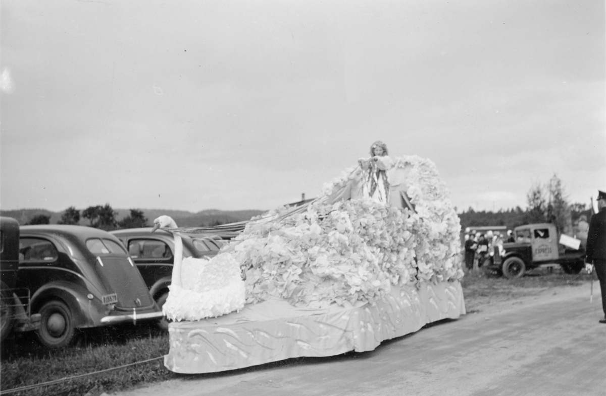 Barnens dag 1938. En kvinna i en dekorerad koregevagn med svan och blommor.