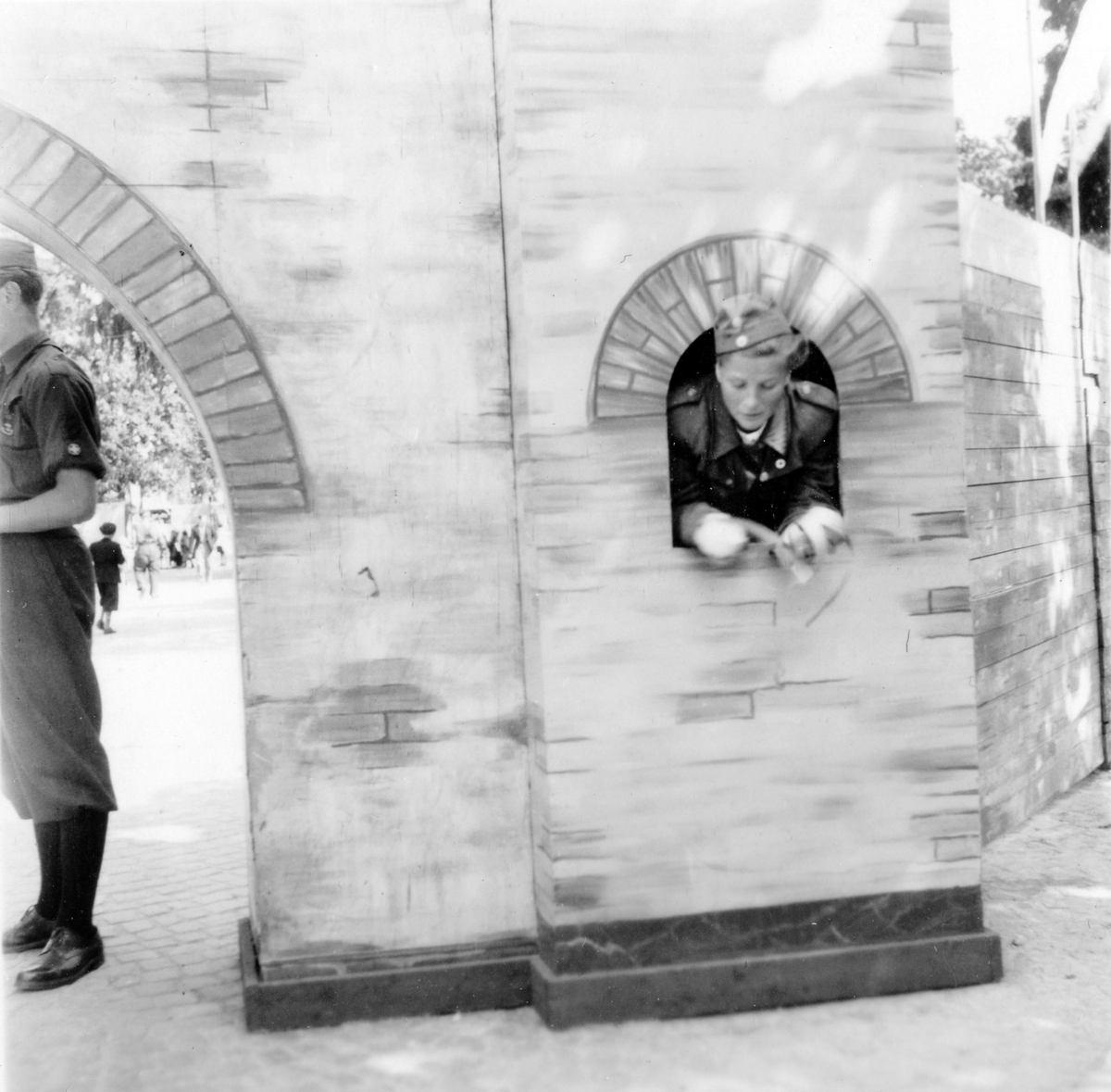 Barnens dag  firande i Alingsås 1938.  Två pojkar i uniform och mössa vid en uppbyggd mur.