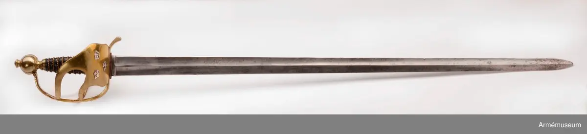 Fäste av samma typ som officerspallaschen m/1779, men utan förgyllning. Parerplåten har tre silverkronor. Kavellindning av tio varv tvinnad mässingtråd. Märkt "ILM" på parerplåten. 

Klingan är rak och tveeggad. Bredd vid fästet: 36 mm.