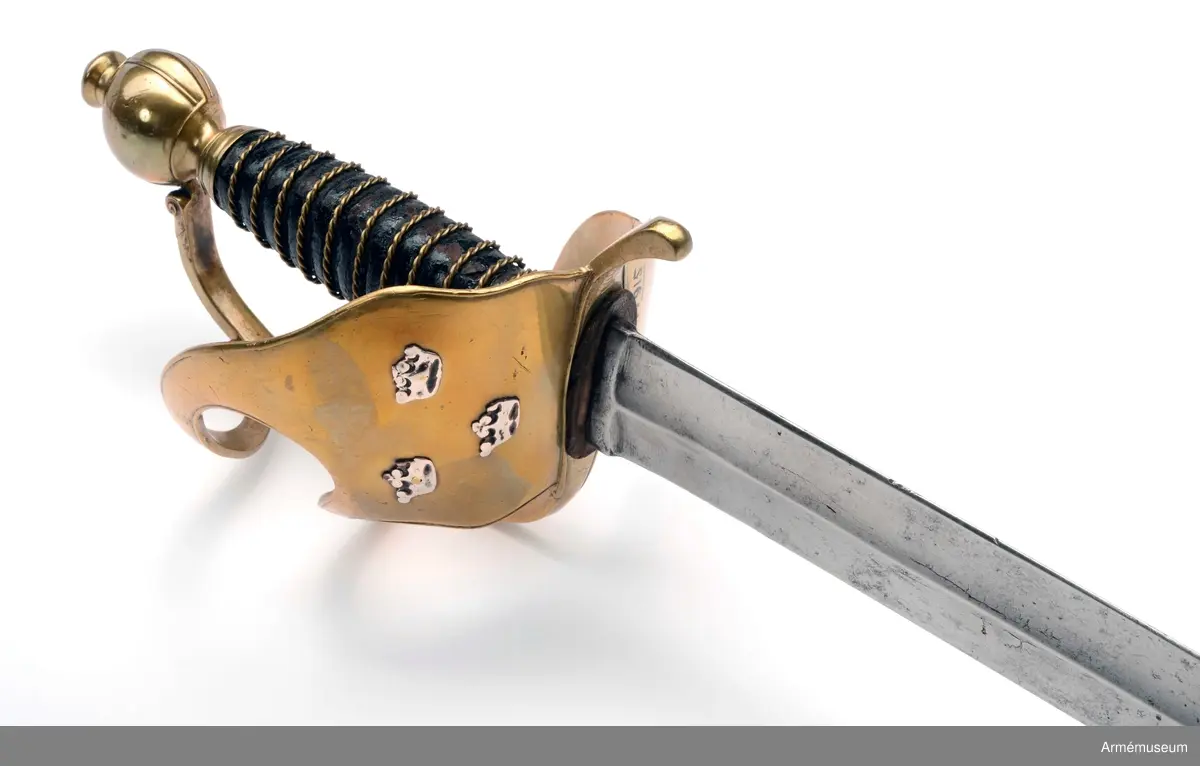 Fäste av samma typ som officerspallaschen m/1779, men utan förgyllning. Parerplåten har tre silverkronor. Kavellindning av tio varv tvinnad mässingtråd. Märkt "ILM" på parerplåten. 

Klingan är rak och tveeggad. Bredd vid fästet: 36 mm.