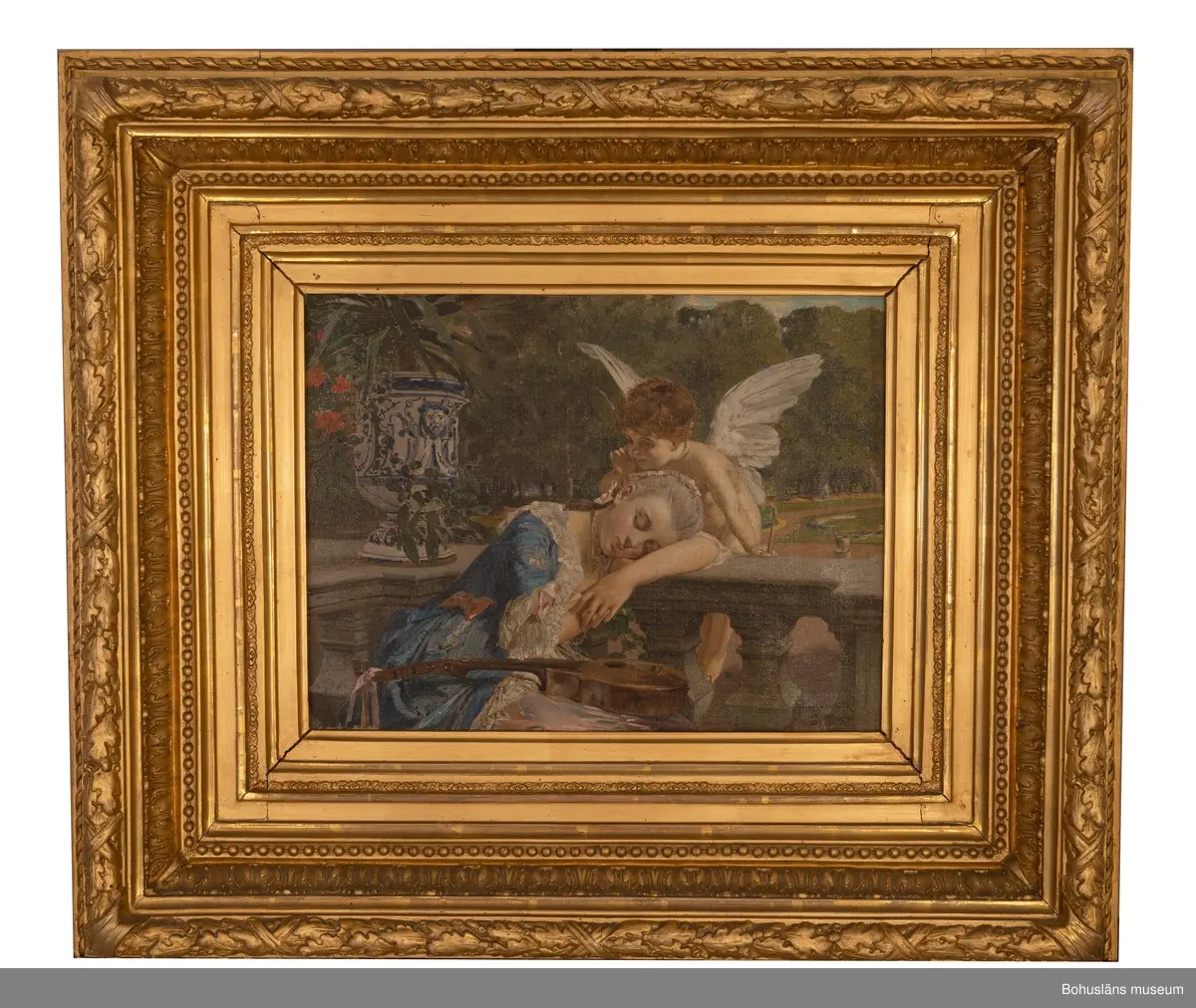 Julius Kronberg. Född i Sverige 1850, död 1921. 
Drömmen, 1883. 33 x 43. Olja på duk.

MONTERING/RAMNING
Relativt tunn, tuskaftvävd linneduk spikad runt kilram med räta vinklar. Tillskurna vinkorkar som distanser mot inre delen av ramen.
Kraftig fururam med hopsatta bitar i 90 grader, fasade kanter utåt.
Rikt dekorerad förgylld träram.

UPPGIFTER PÅ BAKSIDAN
Skadad förtryckt pappersetikett fastlimmad på ramen, där tryckta ordet "Konsthall" och "Adress" går att läsa. På denna svårlästa handskrivna uppgifter: "...sson Göteborg", (eventuellt "James Dicksson Göteborg").
På nedre delen av ramen handskrivet med blyerts "Kulle".

Övrig historik se JJ01
