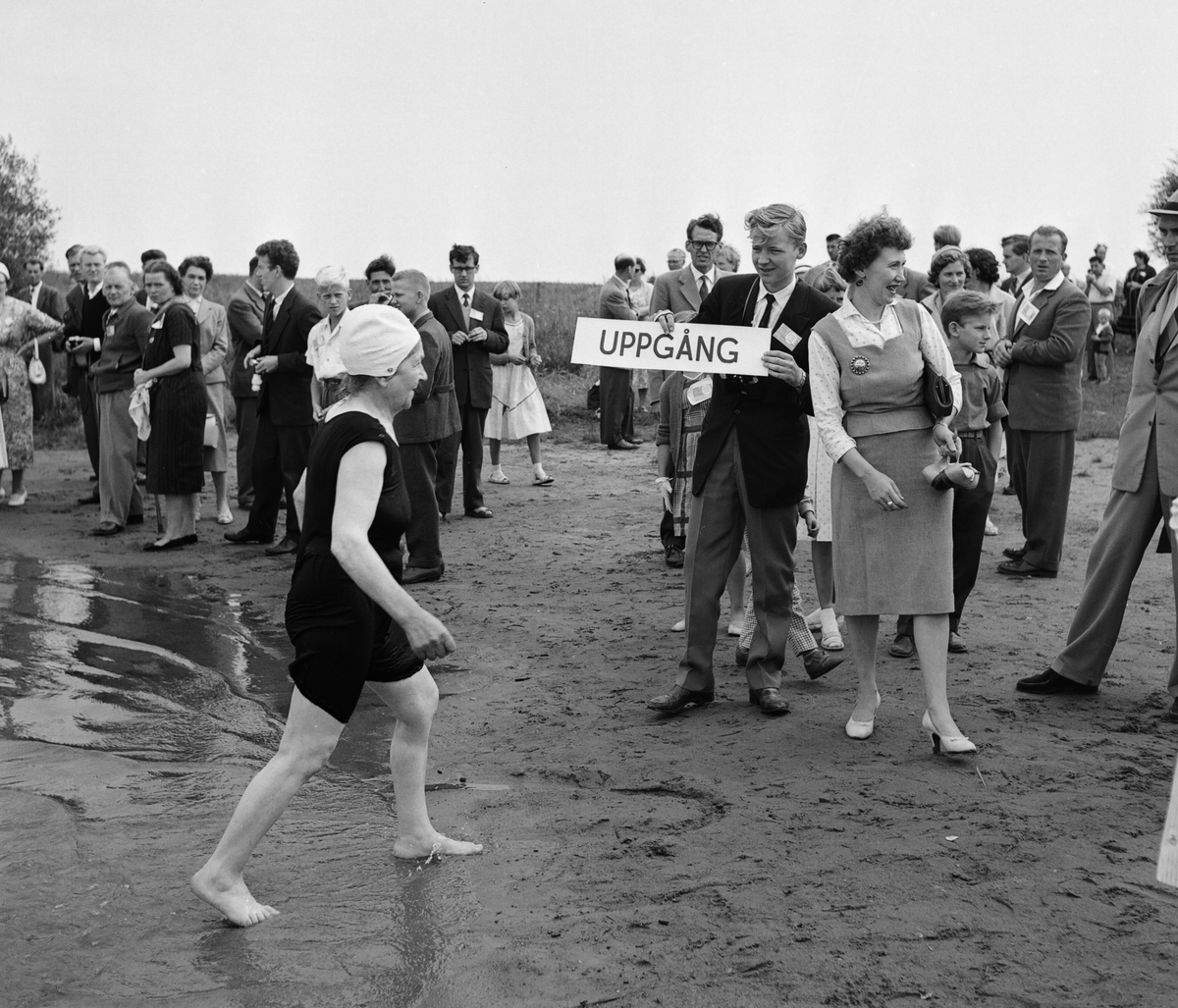 Dop av Jehovas Vittnen i sjön Roxen, Linköping, 1957.
Pressfotografier från 1950-1960-talet. Samtliga bilder är tagna i Östergötland, de flesta i Linköping.