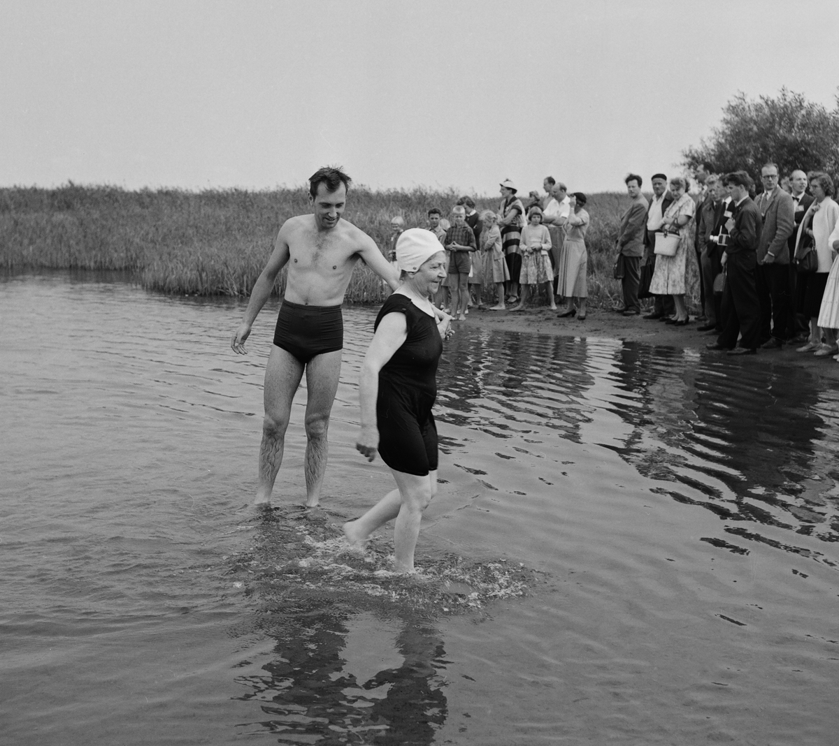 Dop av Jehovas Vittnen i sjön Roxen, Linköping, 1957.
Pressfotografier från 1950-1960-talet. Samtliga bilder är tagna i Östergötland, de flesta i Linköping.