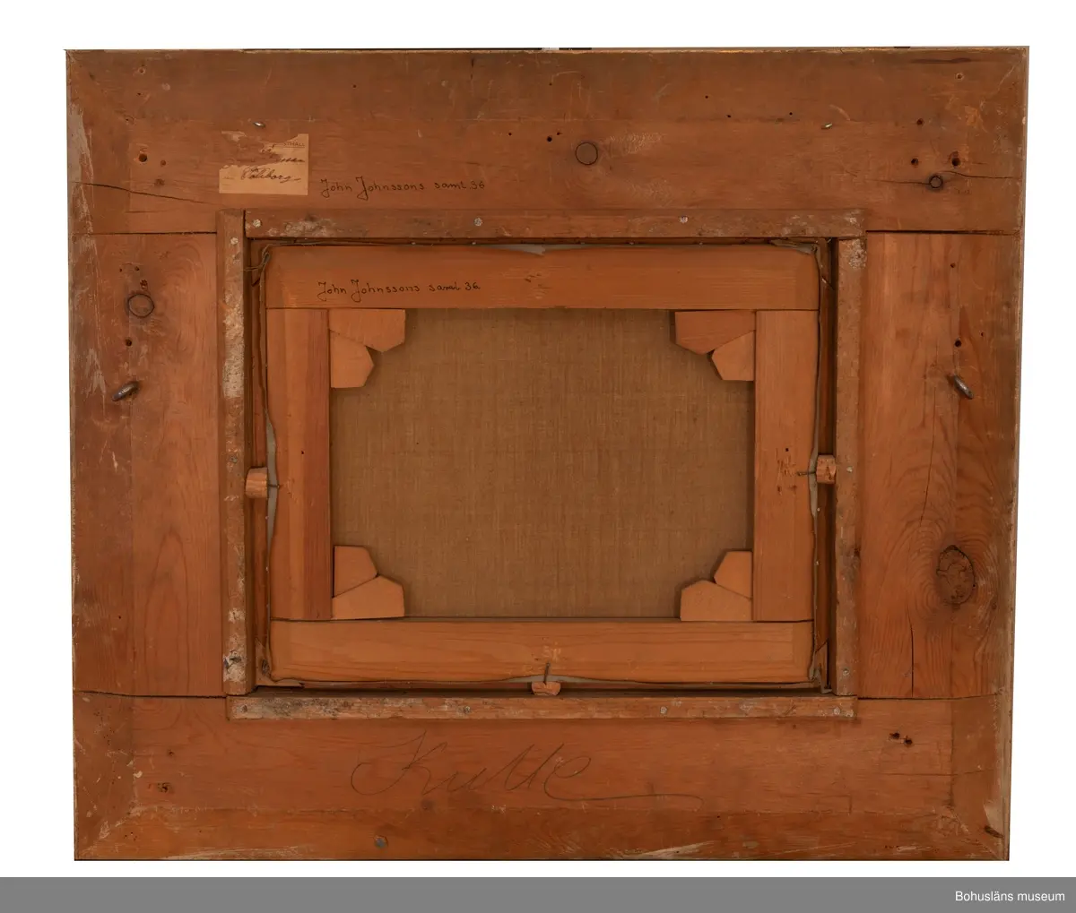 Julius Kronberg. Född i Sverige 1850, död 1921. 
Drömmen, 1883. 33 x 43. Olja på duk.

MONTERING/RAMNING
Relativt tunn, tuskaftvävd linneduk spikad runt kilram med räta vinklar. Tillskurna vinkorkar som distanser mot inre delen av ramen.
Kraftig fururam med hopsatta bitar i 90 grader, fasade kanter utåt.
Rikt dekorerad förgylld träram.

UPPGIFTER PÅ BAKSIDAN
Skadad förtryckt pappersetikett fastlimmad på ramen, där tryckta ordet "Konsthall" och "Adress" går att läsa. På denna svårlästa handskrivna uppgifter: "...sson Göteborg", (eventuellt "James Dicksson Göteborg").
På nedre delen av ramen handskrivet med blyerts "Kulle".

Övrig historik se JJ01
