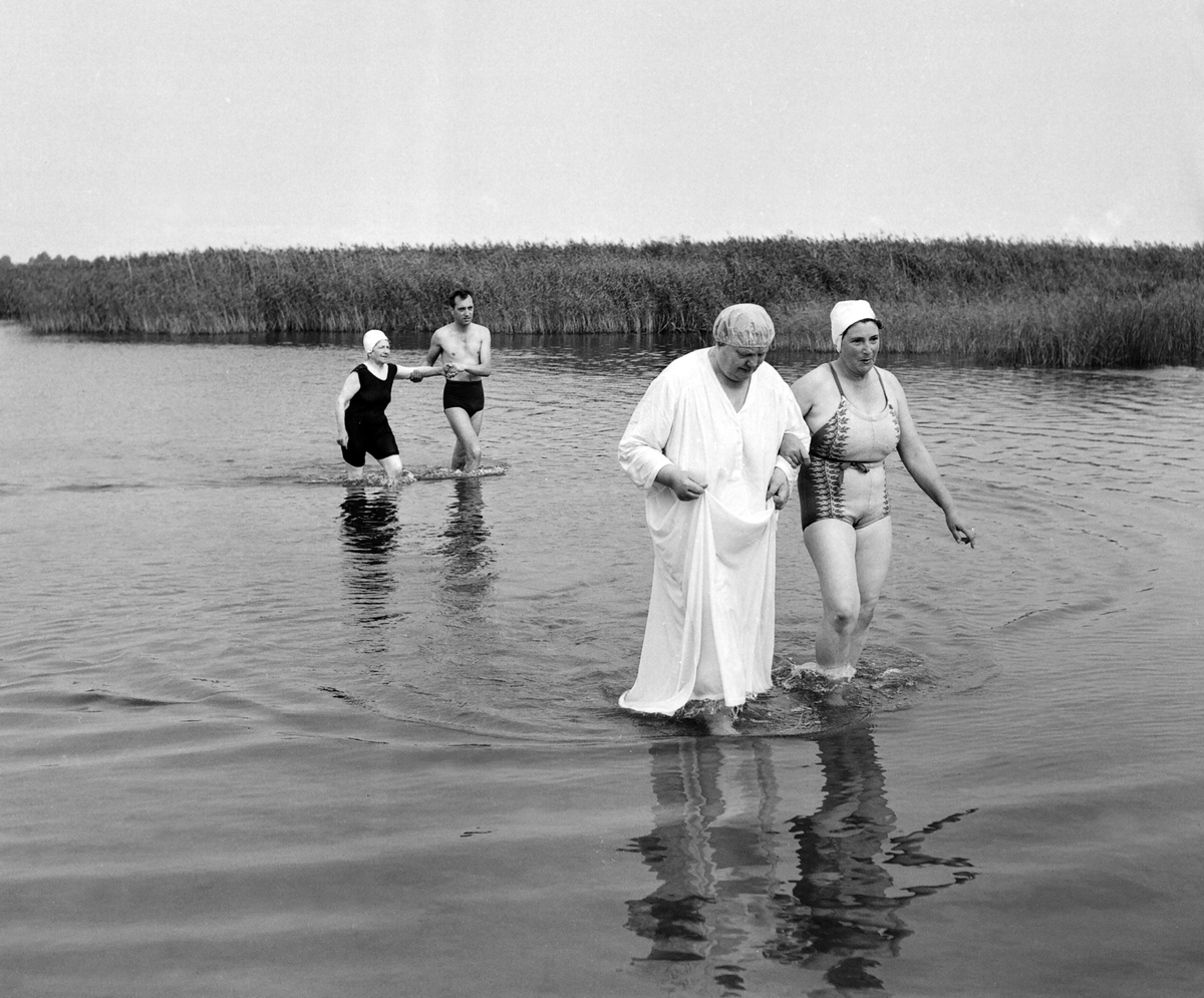 Dop av Jehovas Vittnen i sjön Roxen, Linköping, 1957.
Pressfotografier från 1950-1960-talet. Samtliga bilder är tagna i Östergötland, de flesta i Linköping.