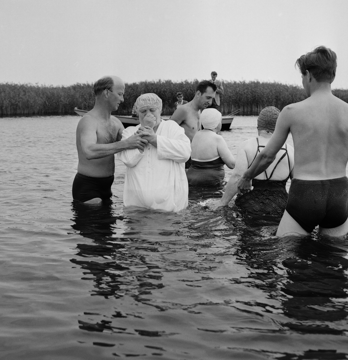 Dop av Jehovas Vittnen i sjön Roxen, Linköping, 1957.
Pressfotografier från 1950-1960-talet. Samtliga bilder är tagna i Östergötland, de flesta i Linköping.