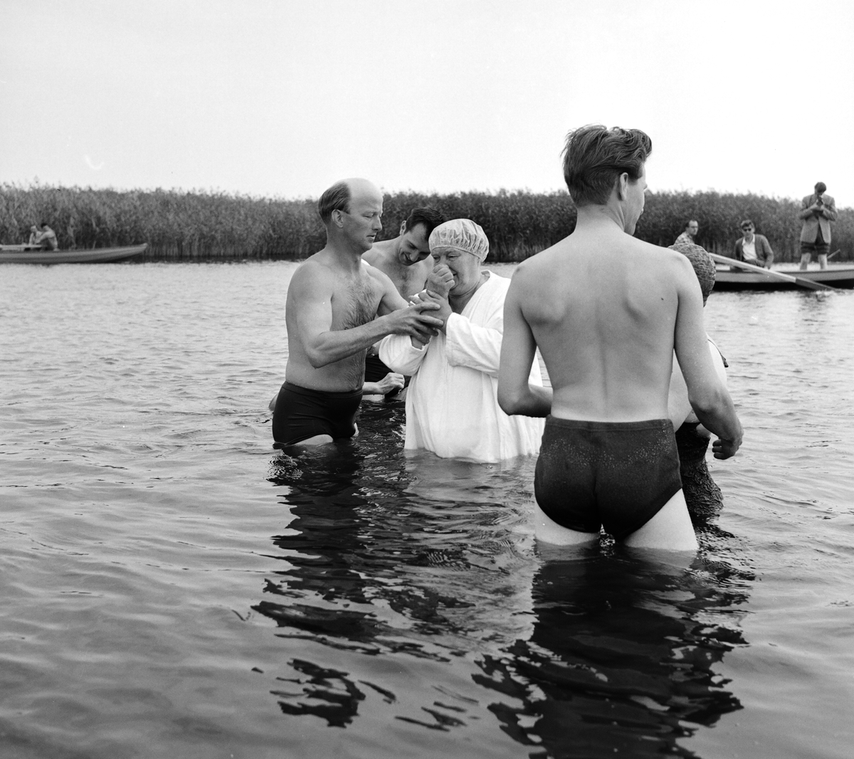 Dop av Jehovas Vittnen i sjön Roxen, Linköping, 1957.
Pressfotografier från 1950-1960-talet. Samtliga bilder är tagna i Östergötland, de flesta i Linköping.