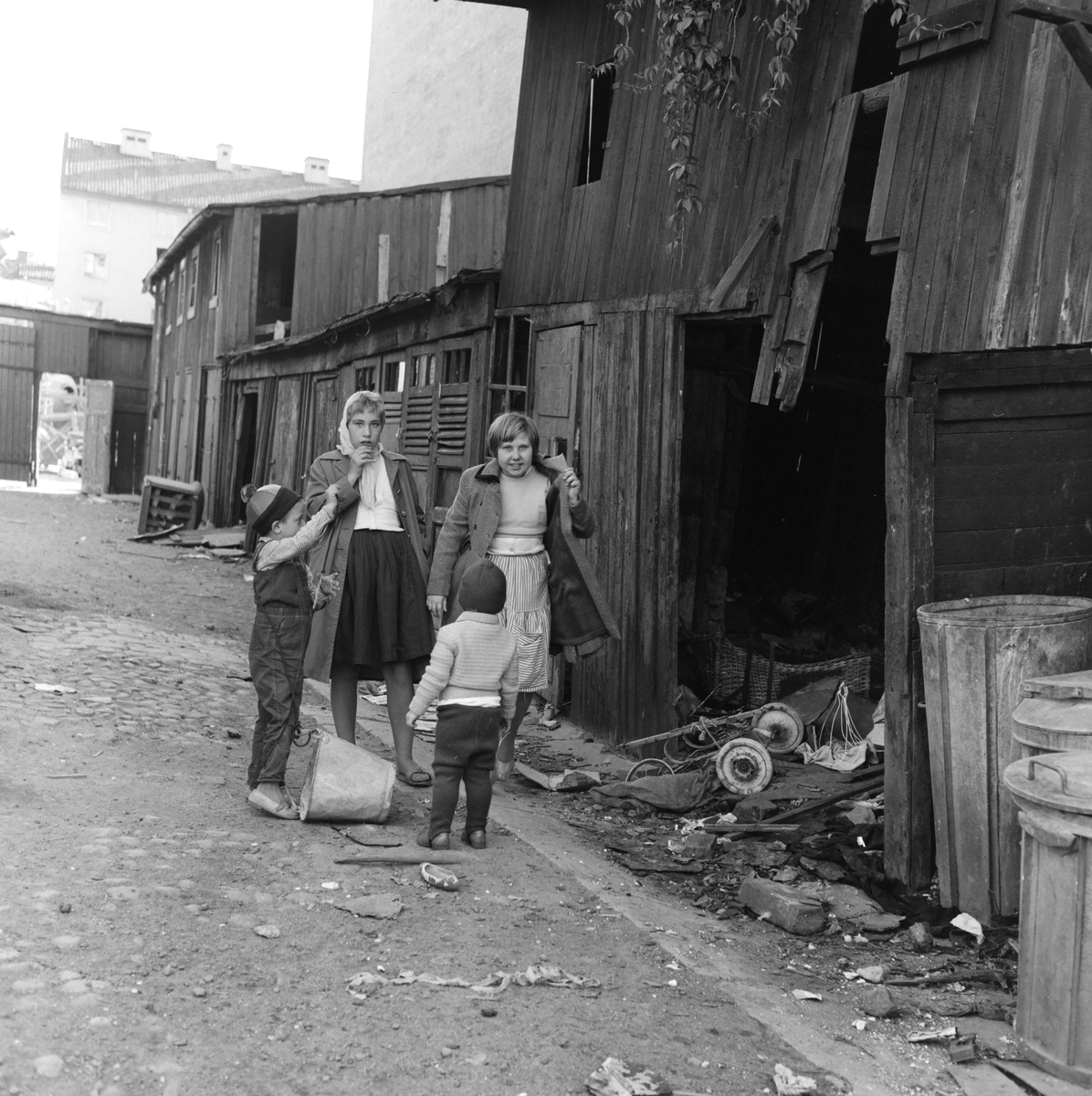 Gård i Norrköpings centrum. 1959.
Pressfotografier från 1950-1960-talet. Samtliga bilder är tagna i Östergötland, de flesta i Linköping.