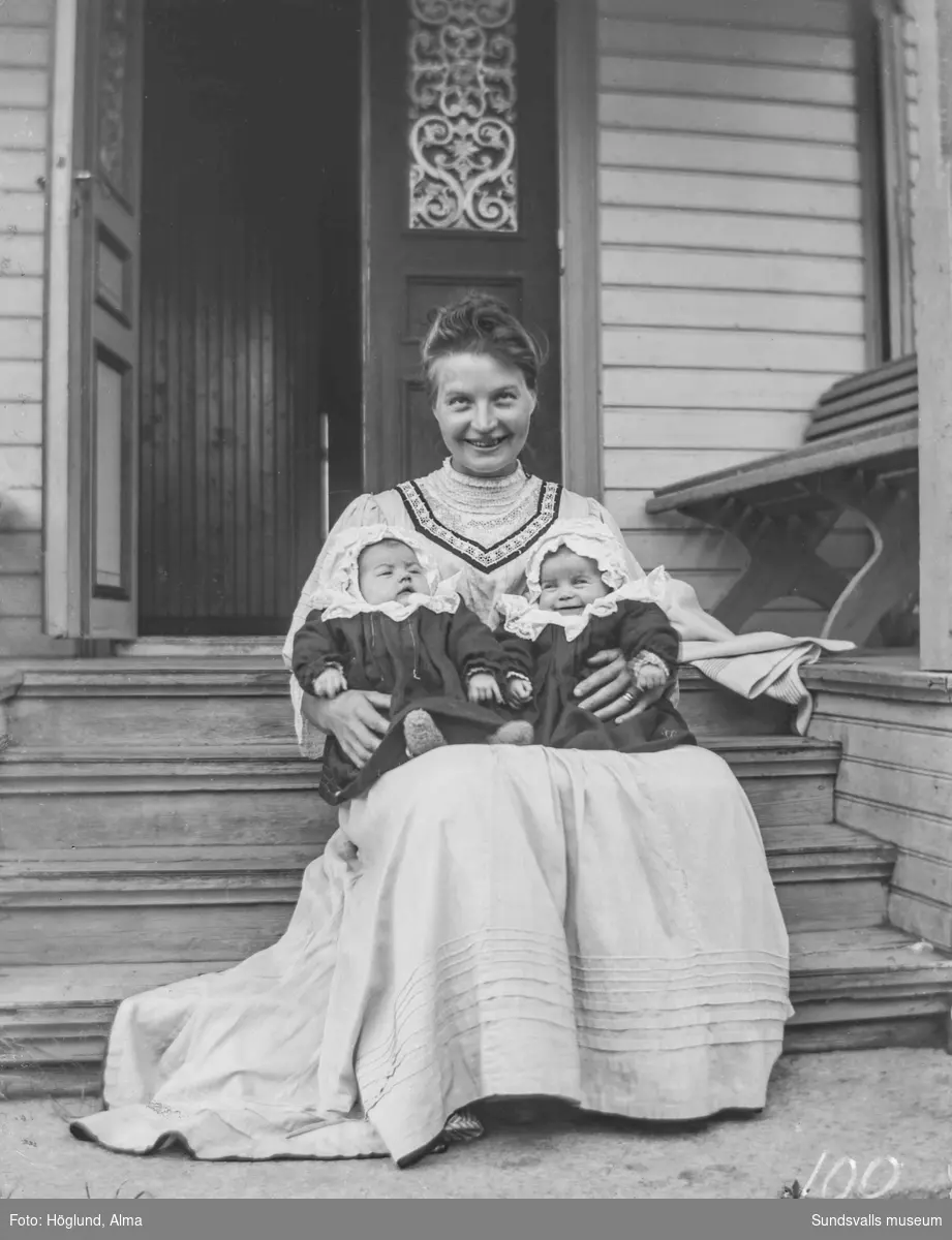 Fotografens kusin Ida Nilsson med tvillingdöttrarna Anna och Olga i Fanbyn, Stöde.