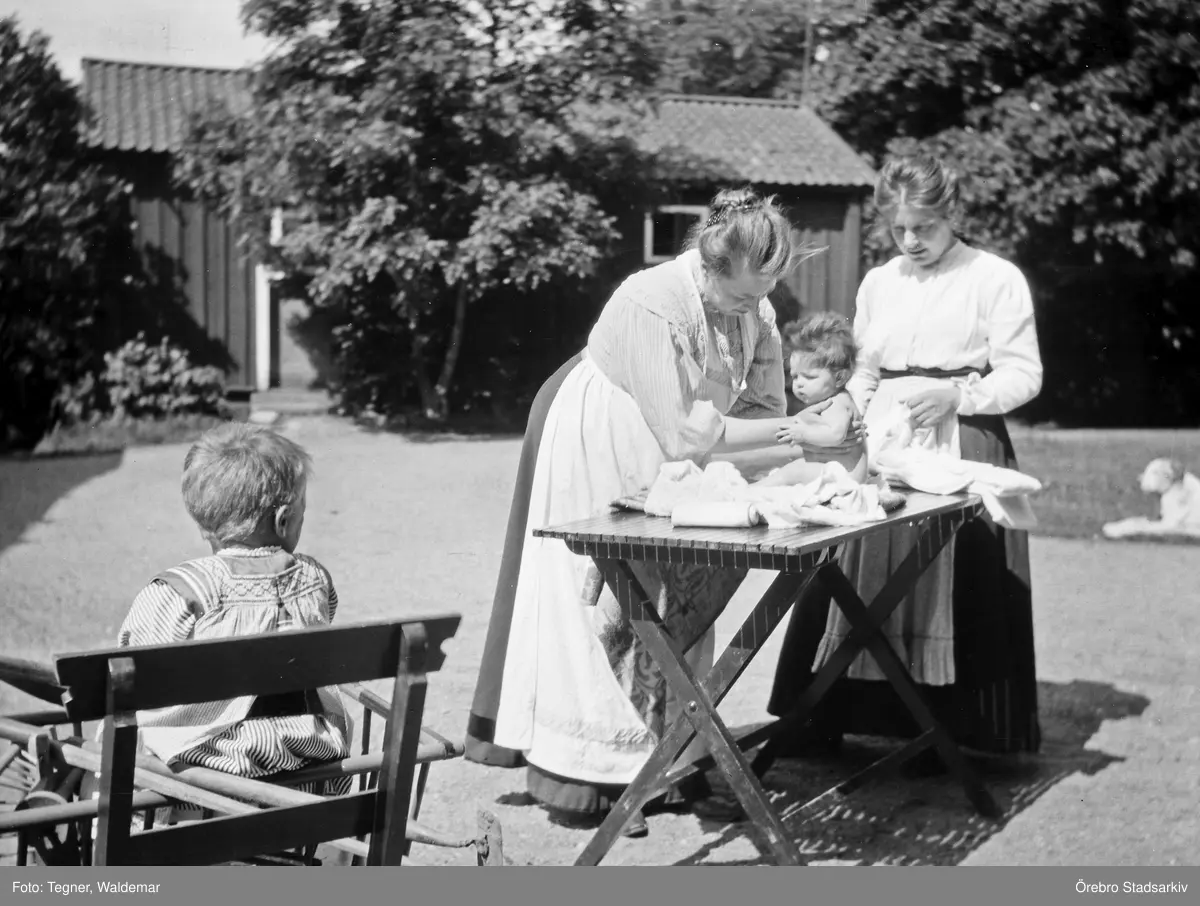 Dags för bad, 1908-06-30

Flicka som badas är Inga Tegner född 1908, storebror Harald född 1905 i skrinda