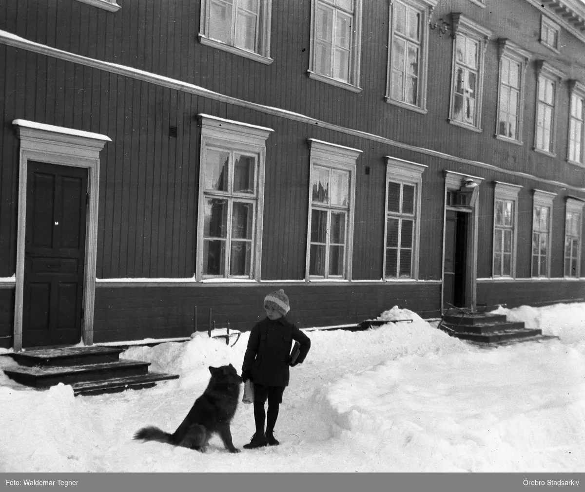 Pojke med hund framför bryggargården, 1915