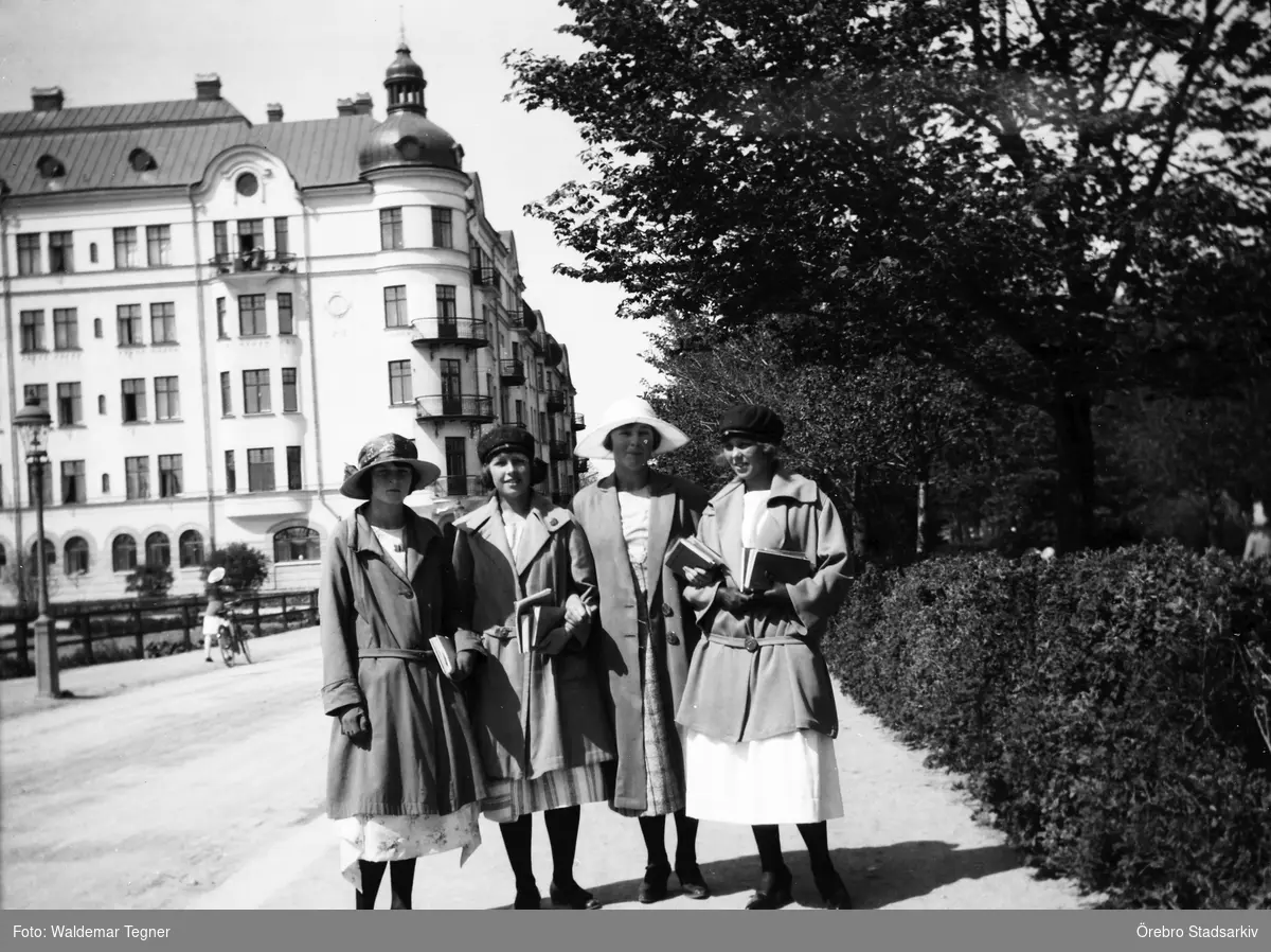 På promenad vid Oskarsparken

2:a från vänster Inga Tegner född 1908 med kamraterna Ingrid, Vivica, Margit