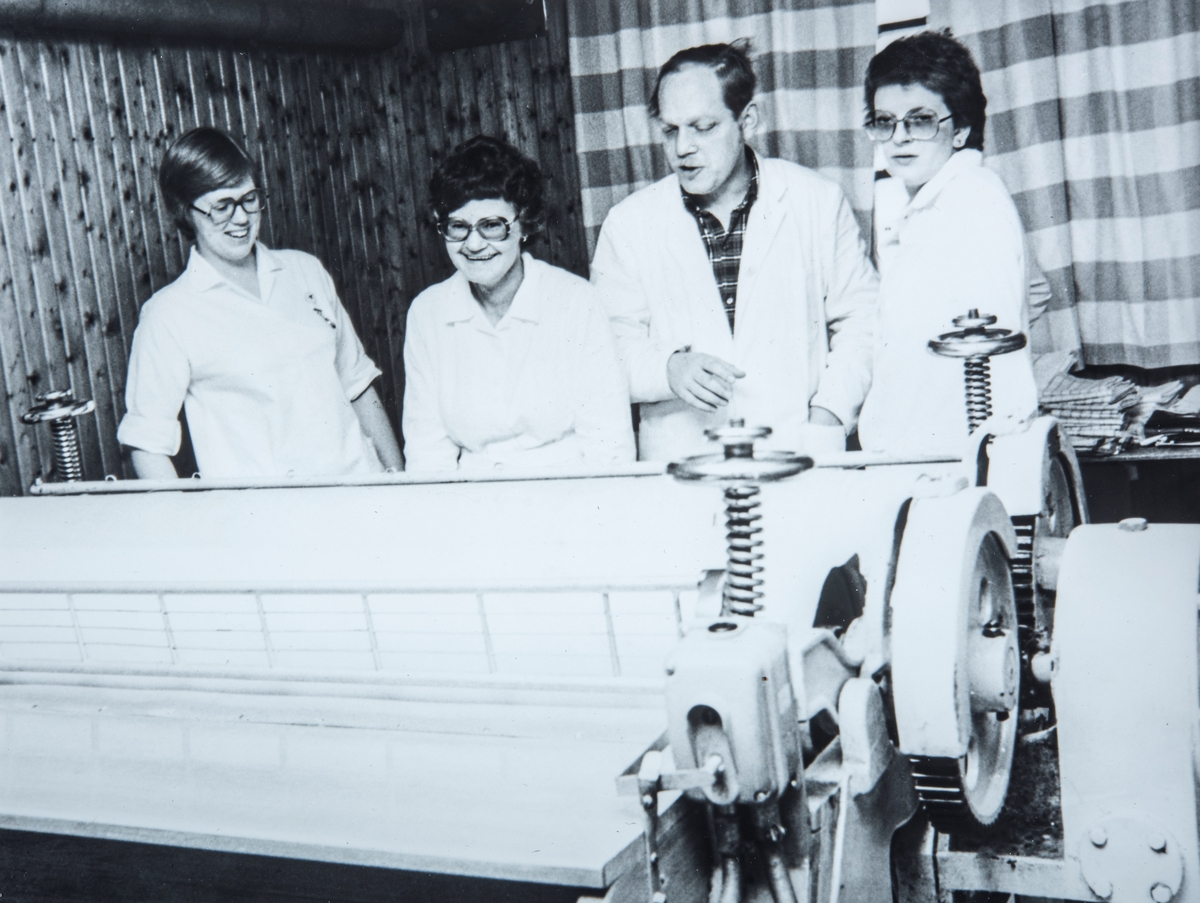 Gruppe 4 arbeidere ved Fokhol i Stange. Klesrulle. Fra venstre: Gerd Lystad Olsen ( f: 06.12.1953.) Jorun Sveen ( f: 07.08.1927 - d: 23.04.1997) Sverre Bånerud (f: 11.06.1948 - d: 09.09.1993) siste dame er ukjent.