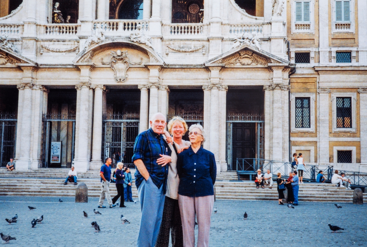 Gruppe 3. Arne og Eva Frydenlund på Roma tur sammen med datteren Eli i 2001.