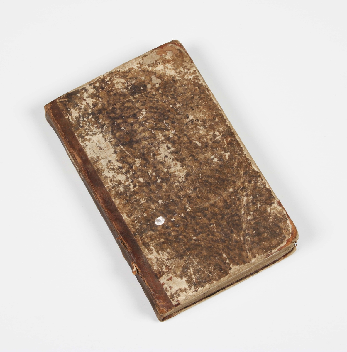 ABC-Bok. Lärobok för barn, som användes för hemmabruk. Författad av Joh. Gustaf Eckerberg. Bunden och tryckt, hos Gam. Norberg i Götheborg 1825. Innehåller: Stavning- renläsning- skrivlära, multiplikationstafla, räkneövningar, metallära m.m. Insidan märkt: ABC-Bok för Fäderneslandets Barn........Bruks- och åldersslitage.