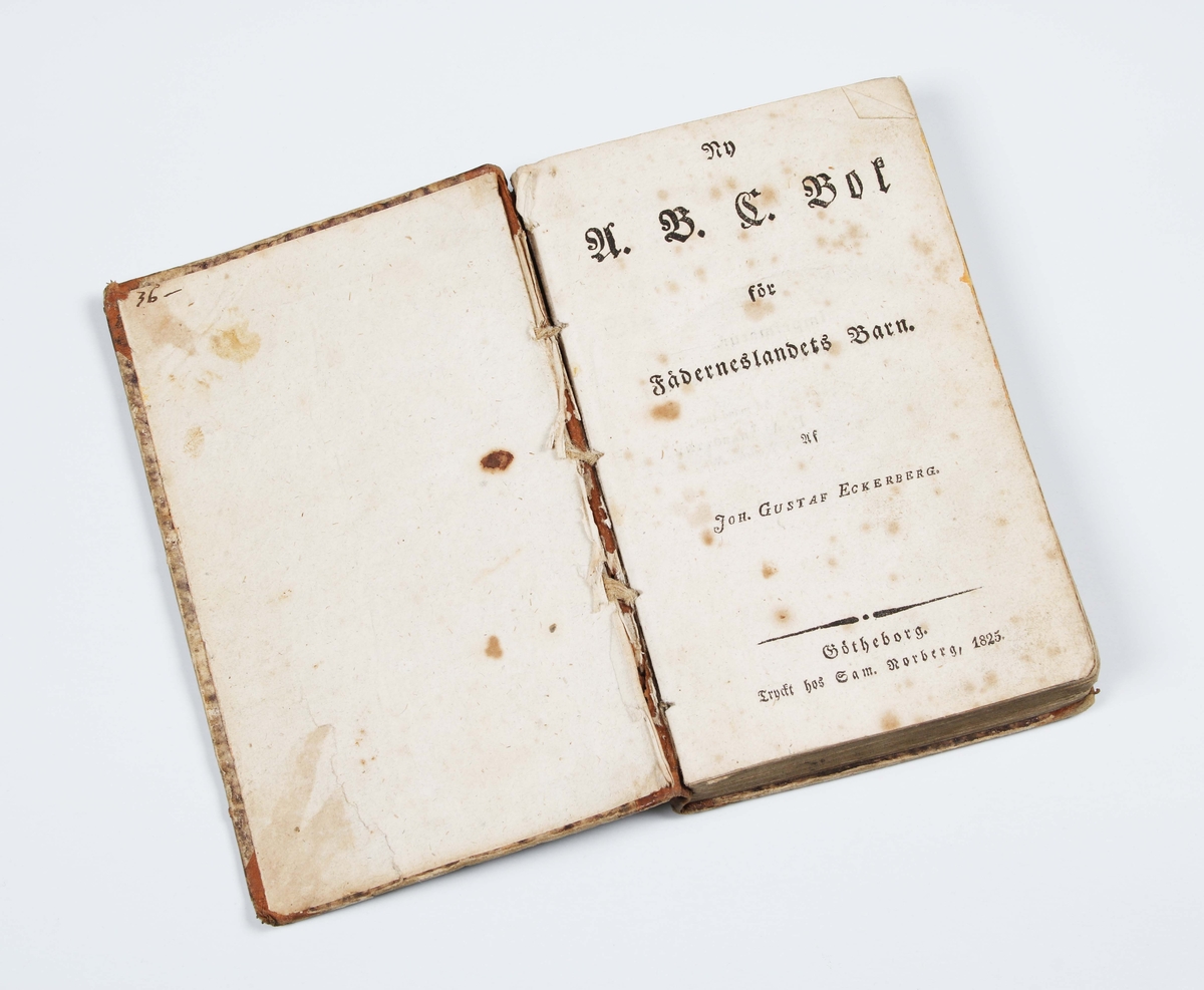 ABC-Bok. Lärobok för barn, som användes för hemmabruk. Författad av Joh. Gustaf Eckerberg. Bunden och tryckt, hos Gam. Norberg i Götheborg 1825. Innehåller: Stavning- renläsning- skrivlära, multiplikationstafla, räkneövningar, metallära m.m. Insidan märkt: ABC-Bok för Fäderneslandets Barn........Bruks- och åldersslitage.